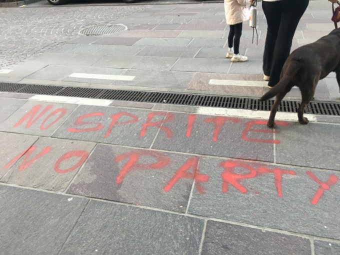 Atto vandalico con sfottò al Comune per i divieti anti “malamovida”