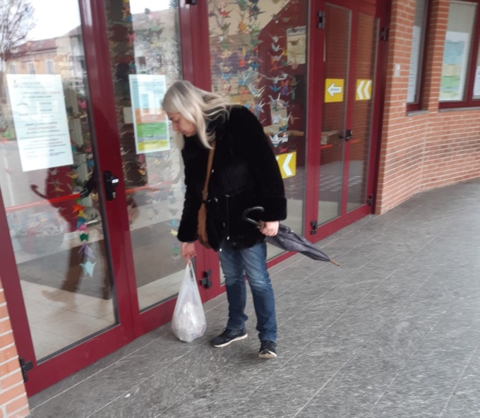 Non ritirano l’umido davanti a casa, per protesta lo porta in Municipio
