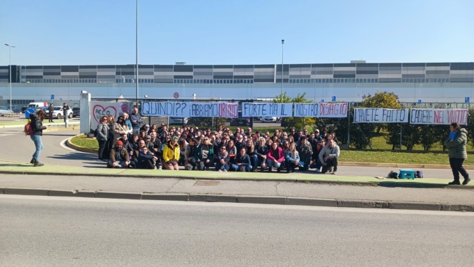 Decathlon Basiano: protesta silenziosa dei lavoratori