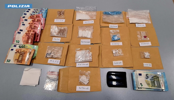 “Bazar della droga” su ruote: spaccio in auto, 44enne arrestato