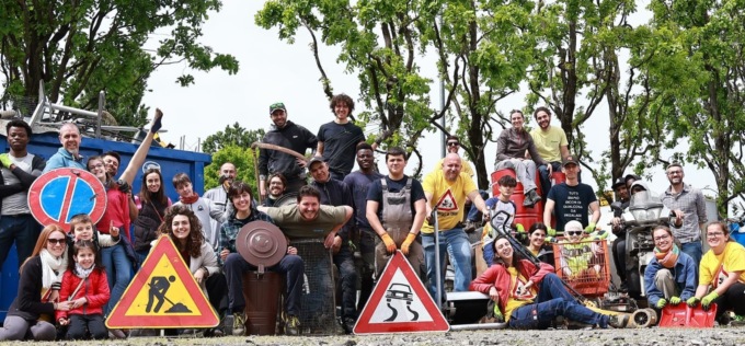 Formiche al lavoro per la raccolta di ferro e altri metalli