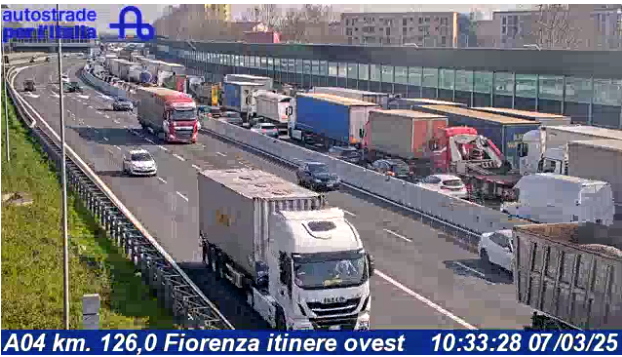 Incidente in A4, arrivano otto mezzi di soccorso e i pompieri: coinvolto un mezzo pesante