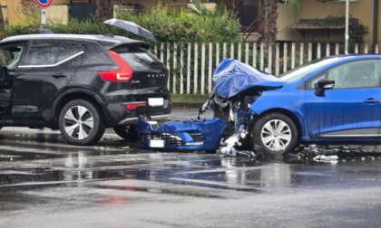 Violento scontro tra auto: a bordo anche una bimba di 4 anni