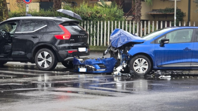 Violento scontro tra auto: a bordo anche una bimba di 4 anni