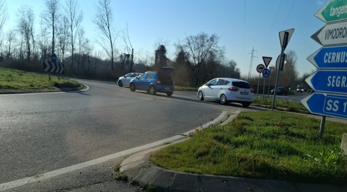 Incidente tra auto e moto, ferito un 35enne