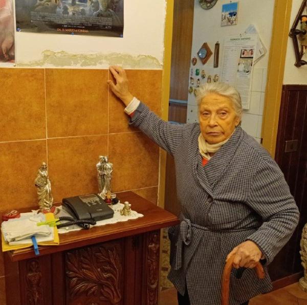 Un altro caso alle case Aler di Cernusco sul Naviglio: infiltrazioni e canna fumaria difettosa, ma nessun tecnico interviene