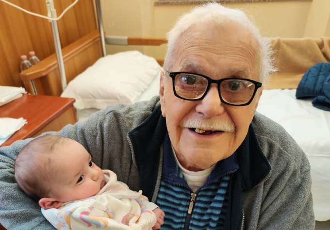 Il primo emozionante incontro tra nipotina e bisnonno nati a un secolo di distanza