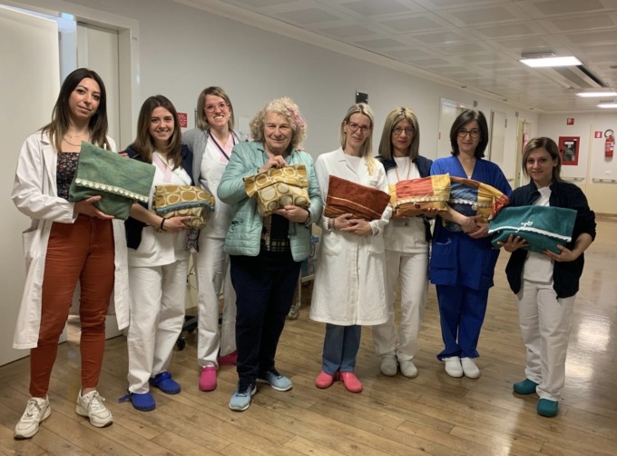 Rete Viola dona il kit di prima necessità agli ospedali: un conforto per le donne vittime di violenza