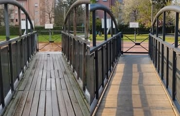 Lavori in ritardo sui ponti pedonali del Naviglio, per colpa degli incivili