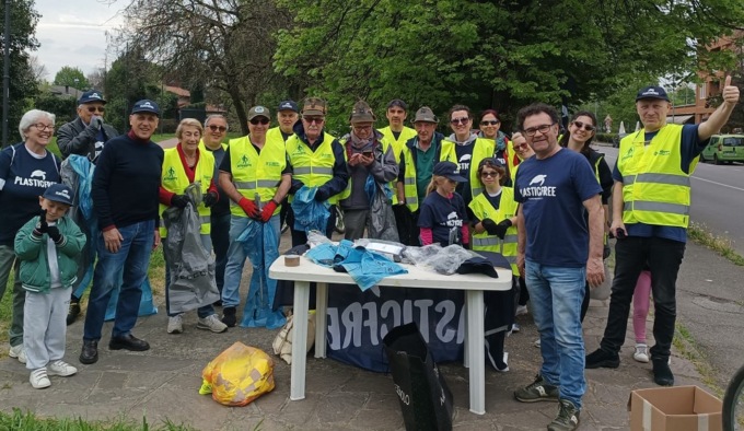 Nuova raccolta di pattume di Plastic Free a Cassina de’ Pecchi