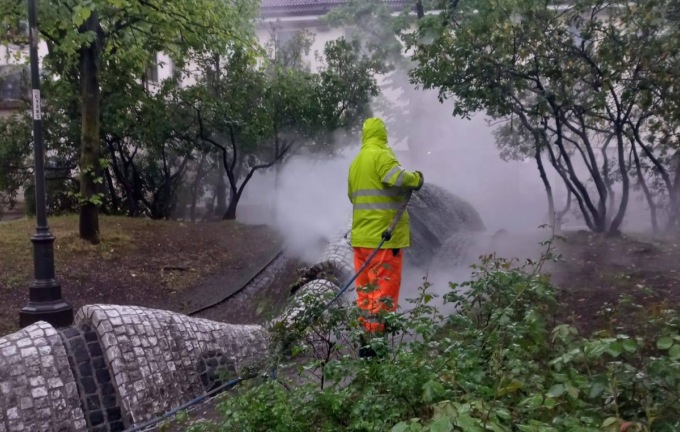 Nel centro storico di Cernusco sul Naviglio l’idropulitrice a caldo riporta a nuovo spazi e arredi