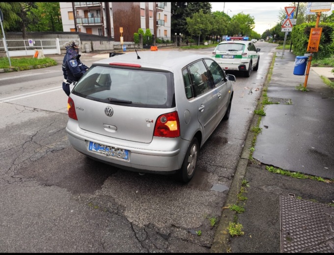 Auto circolava pur essendo radiata dal 2019, sequestrata