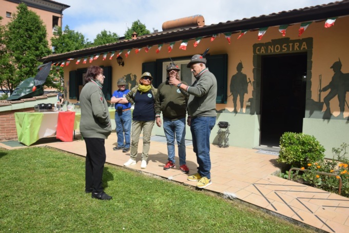 Vandali alla Casa degli Alpini e in Ciclostazione: loro danneggiano, il Comune paga