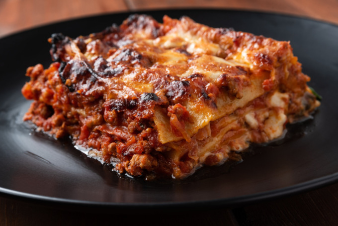 Colpito e messo Ko da una lasagna volante