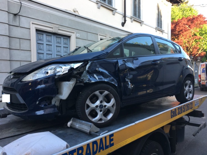 Colpisce le auto in sosta e si ribalta: ferita una 25enne