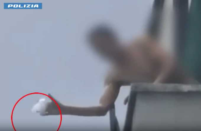 Spacciavano la droga lanciandola dal balcone: arrestate tre persone