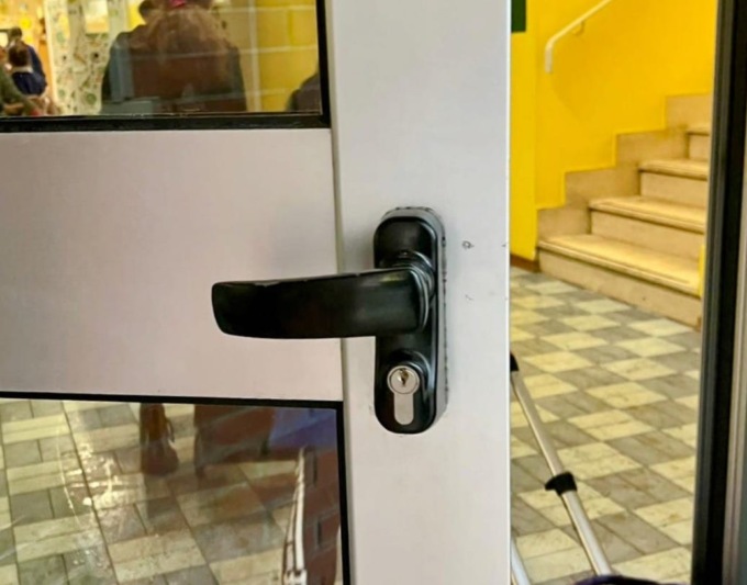 Vandali tentano di entrare alla scuola elementare Donatelli di Segrate