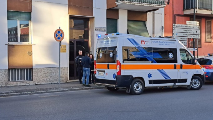 Un uomo precipita dal balcone, allarme a Melzo
