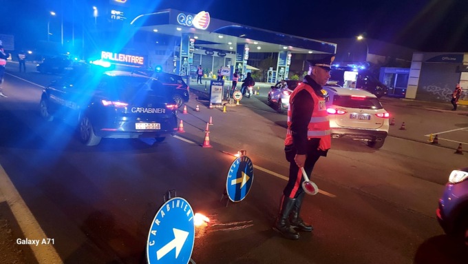 Posti di blocco notturni dei Carabinieri sulla Sp121: controllate 150 persone e 130 veicoli