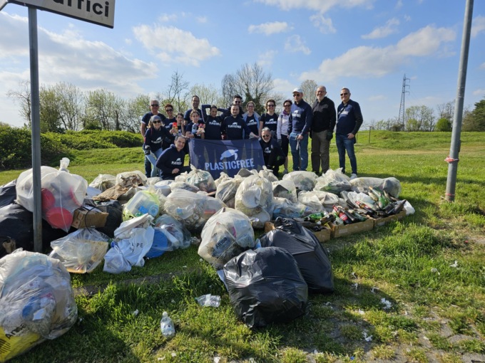 I volontari di Plastic Free hanno ripulito l’area verde dell’Uci Pioltello