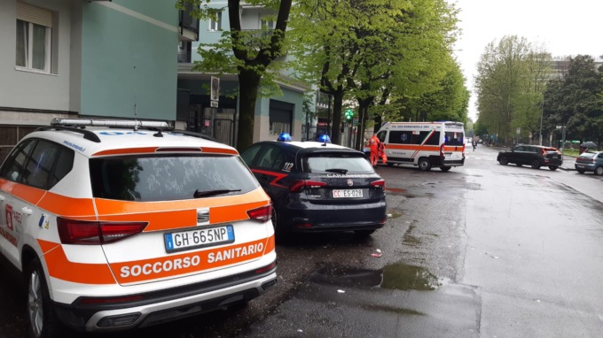 Schizza l’olio incandescente sulla cappa, principio d’incendio in abitazione