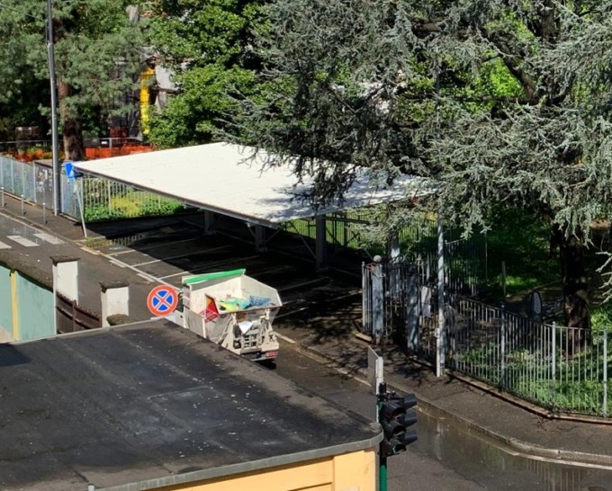 Una pensilina nel parcheggio di Villa Nogara a Melzo: ecco di cosa si tratta