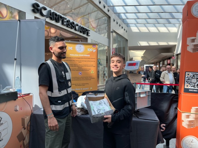 Centinaia di persone in coda al centro commerciale Carosello per la vendita dei pacchi smarriti VIDEO