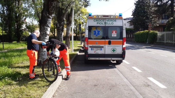 Cade dalla bici e sbatte violentemente la testa: interviene l’ambulanza