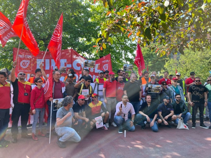 I driver Esselunga manifestano di fronte alla sede di Pioltello: “Non ci fermeremo finché non ci ascolteranno”