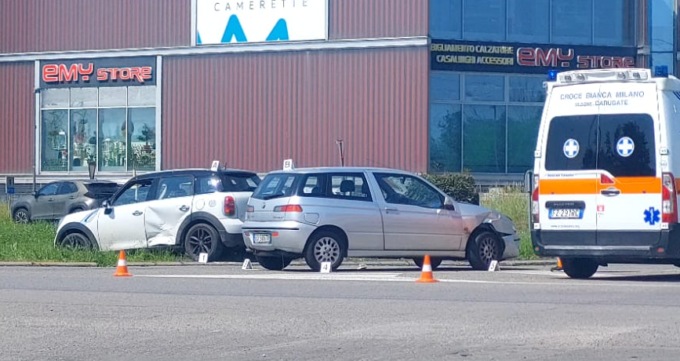 Scontro tra auto alla “solita” rotatoria di Cernusco sul Naviglio