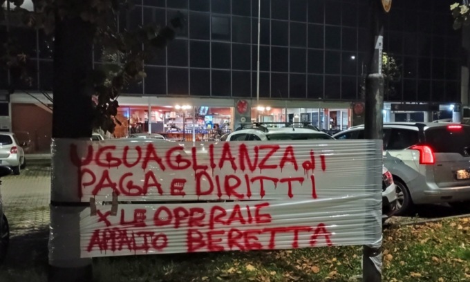 Le operaie del Salumificio Beretta incrociano le braccia: sciopero