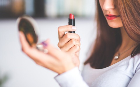 Il fascino della bellezza parigina: segreti di skincare senza tempo