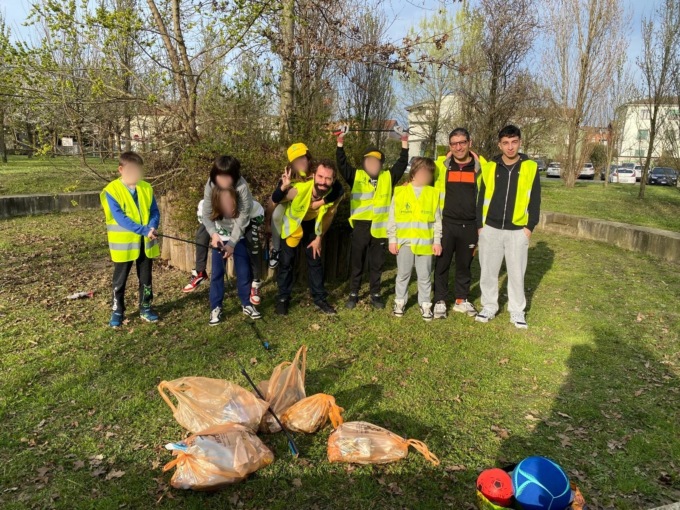 A Liscate gli studenti ripuliscono il paese con il plogging