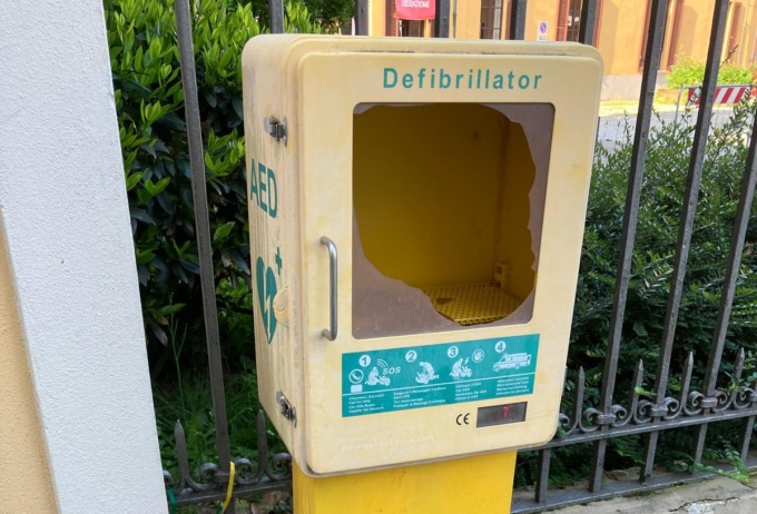 Il ladro si pente e riconsegna il defibrillatore che aveva rubato