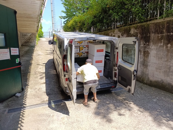 Acli, consegnato un furgone pieno di abiti e casalinghi alla Caritas