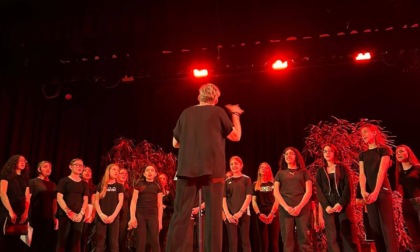 Concerto del Coro Carlo Levi: emozioni e musica per un finale da standing ovation in auditorium a Vignate