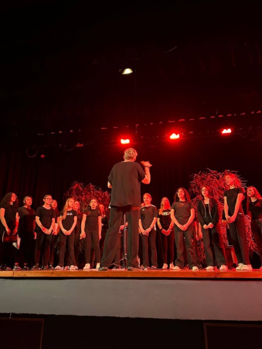Concerto del Coro Carlo Levi: emozioni e musica per un finale da standing ovation in auditorium a Vignate