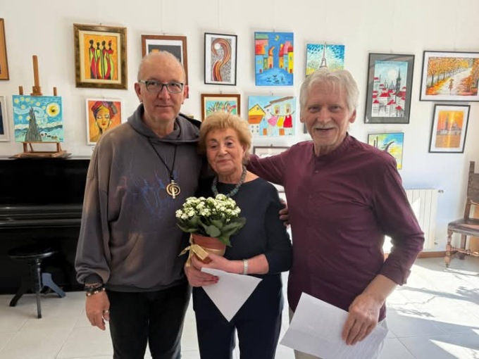 Compie 90 anni e festeggia con una mostra d’arte a scopo benefico