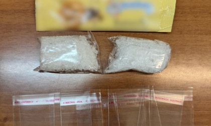 Controlli contro lo spaccio: fermato con la droga nel pacco di biscotti