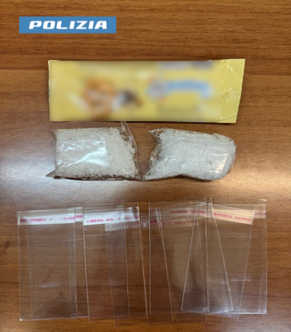 Controlli contro lo spaccio: fermato con la droga nel pacco di biscotti