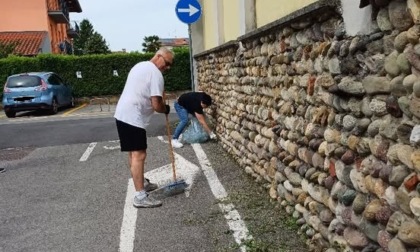 Brembate, due residenti in azione per ripulire una strada