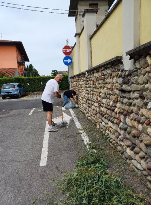 Brembate, due residenti in azione per ripulire una strada