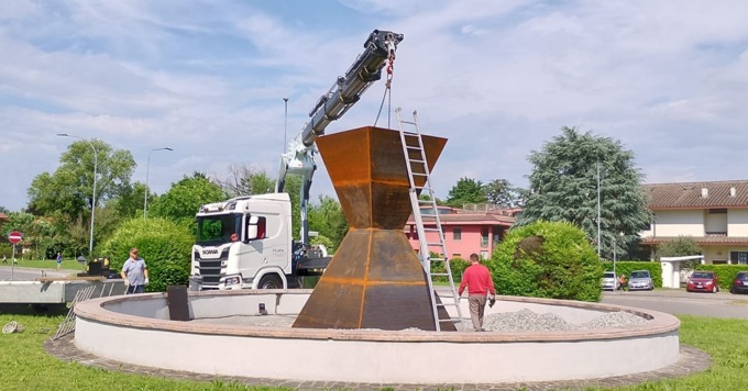 “Arte in rotatoria”, posata la prima opera a Cassano d’Adda