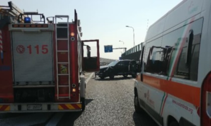 Schianto contro lo spartitraffico in tangenziale: due feriti e strada chiusa