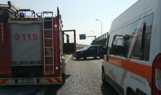 Schianto contro lo spartitraffico in tangenziale: due feriti e strada chiusa