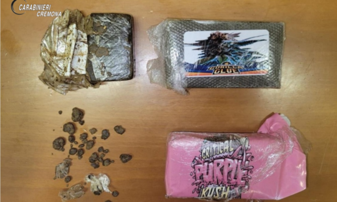 Fermato mentre nascondeva la droga in tasca, scatta l’arresto per un 22enne a Rivolta d’Adda