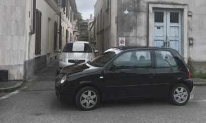 Sosta selvaggia, donna "sequestrata" per un'ora da un incivile