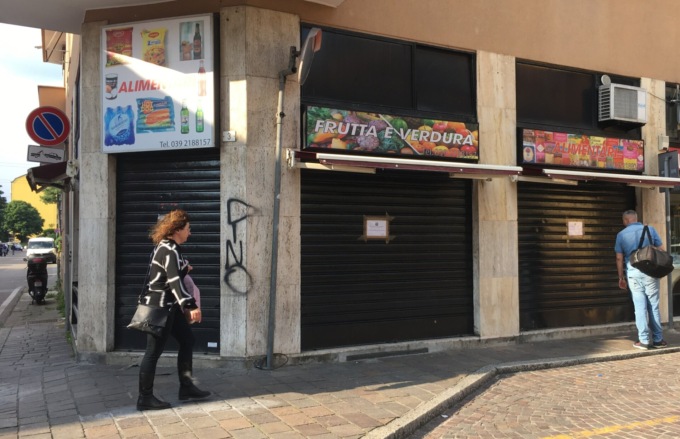 Il questore gli ordina di chiudere e lui resta aperto: denunciato titolare di un negozio