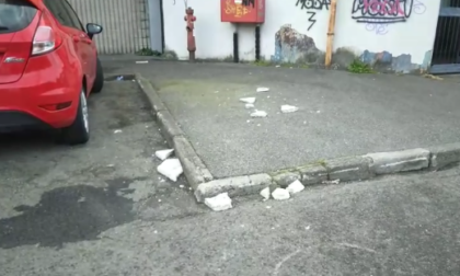 Vandali al centro sportivo lanciano pezzi di cemento sulle auto