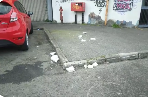 Vandali al centro sportivo lanciano pezzi di cemento sulle auto